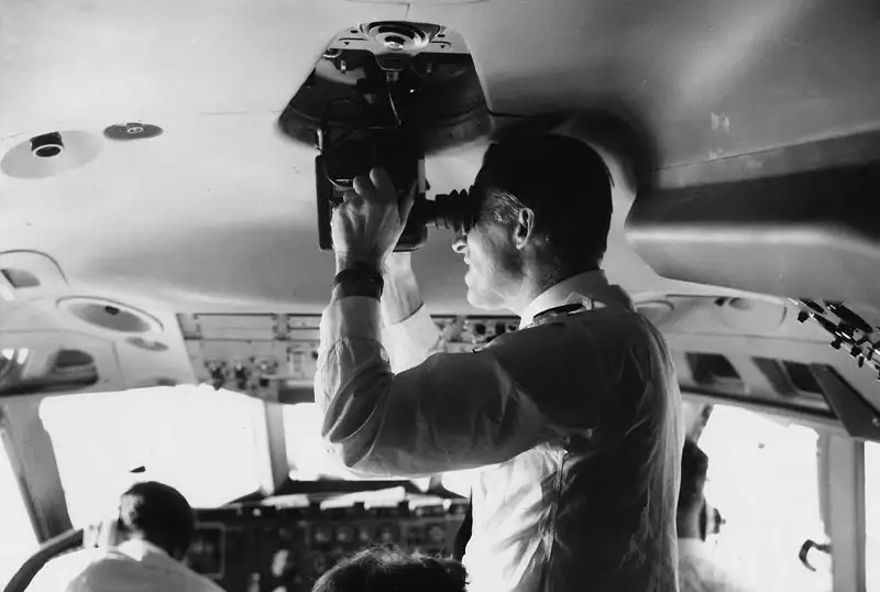 Navigating using a periscope sextant