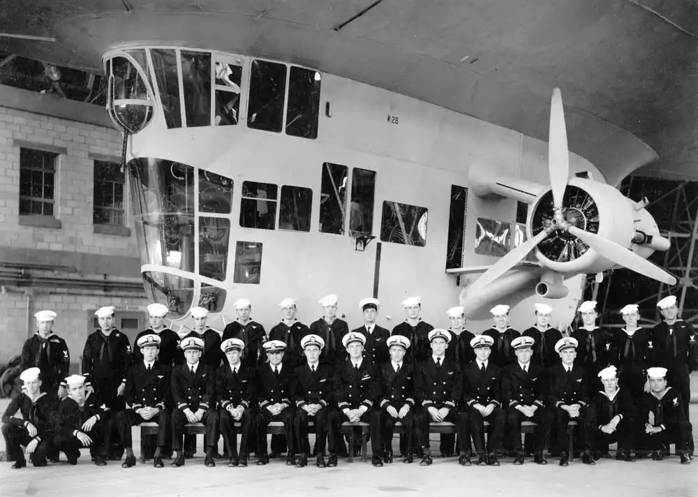 Personnel of ZJ-1, Detachment 1 with K-class airship K-28 on June 11, 1944