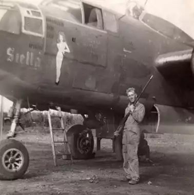 Bill Devine sporting his 50-Caliber machine gun next to B-25 9F 'Stella'.