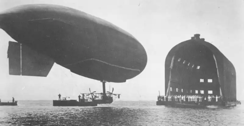 DN-1 floating hanger with airship alongside