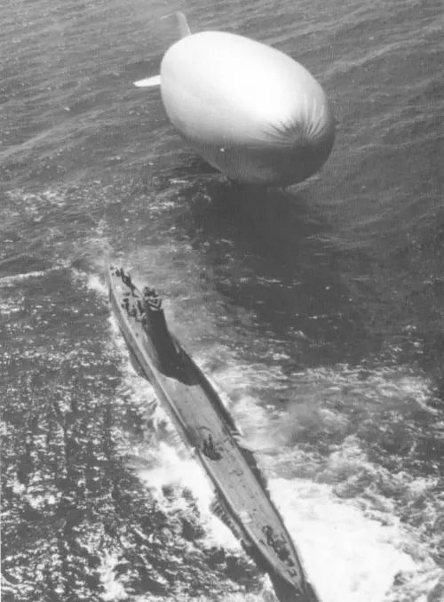 A sub comes to the aid of a disabled K-class